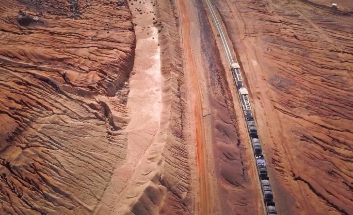 Convoi ferroviaire vu du ciel